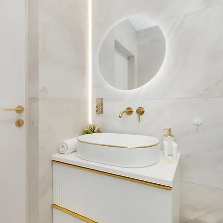 Dazzling In With Parking, 3 Bedrooms And 2 Bathrooms By Renters Prestige シュチェチン