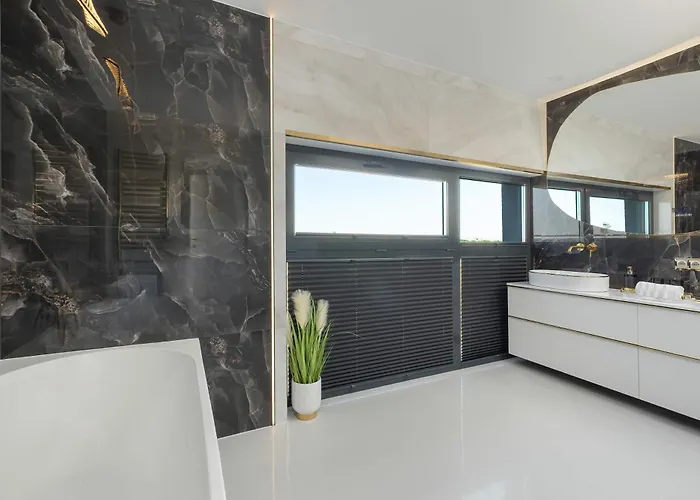 アパート Dazzling In With Parking, 3 Bedrooms And 2 Bathrooms By Renters Prestige *