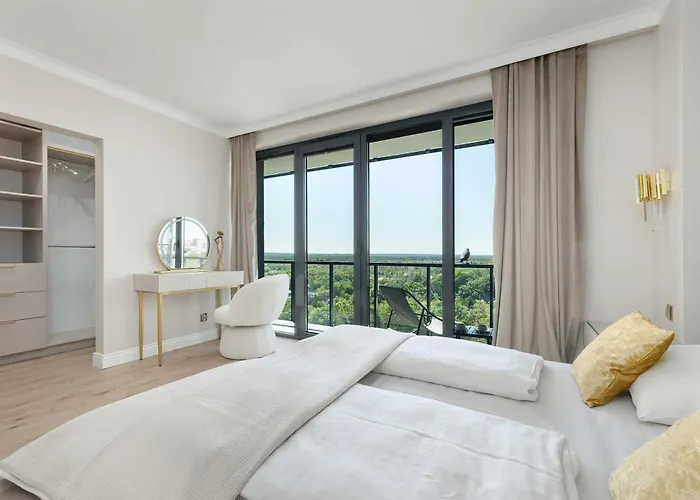 Dazzling In With Parking, 3 Bedrooms And 2 Bathrooms By Renters Prestige