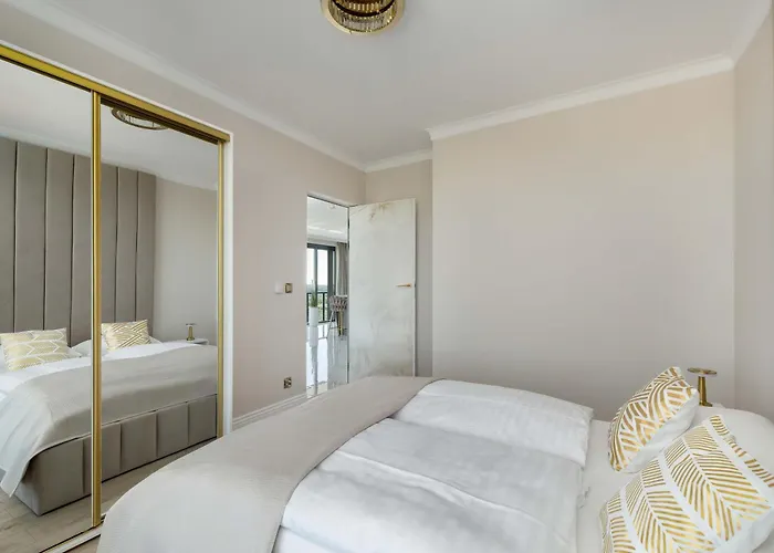 Dazzling In With Parking, 3 Bedrooms And 2 Bathrooms By Renters Prestige *